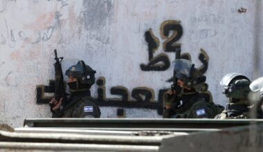 Cisgiordania, carabinieri fatti inginocchiare sotto minaccia di armi da colono israeliano