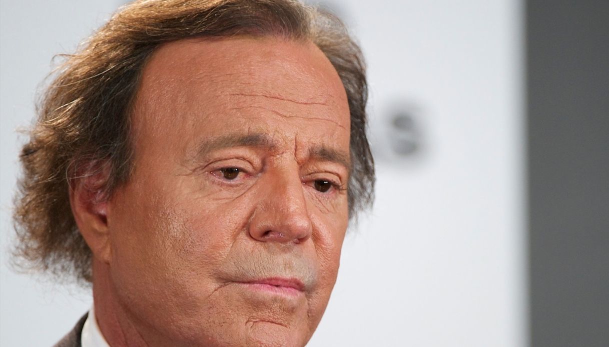 Julio Iglesias rompe il silenzio dopo le accuse di violenza sessuale