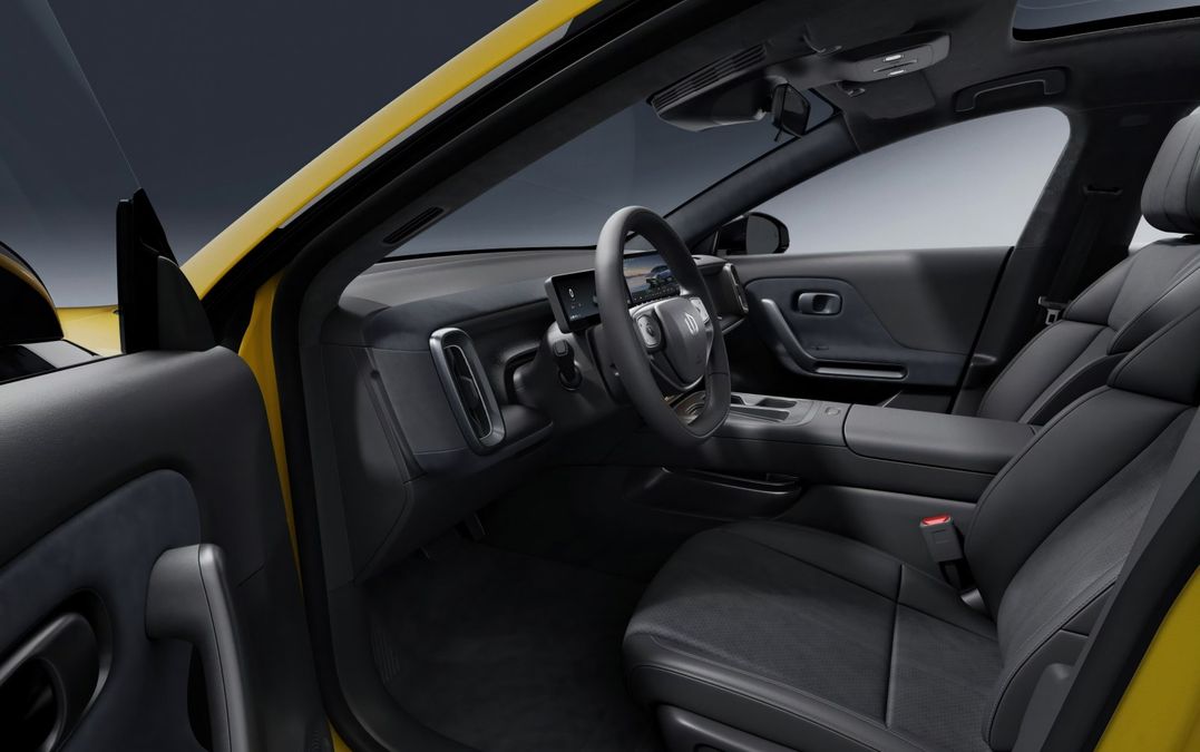 La nuova Leapmotor B05 si mostra a Bruxelles: novità sugli interni e autonomia di 460 km