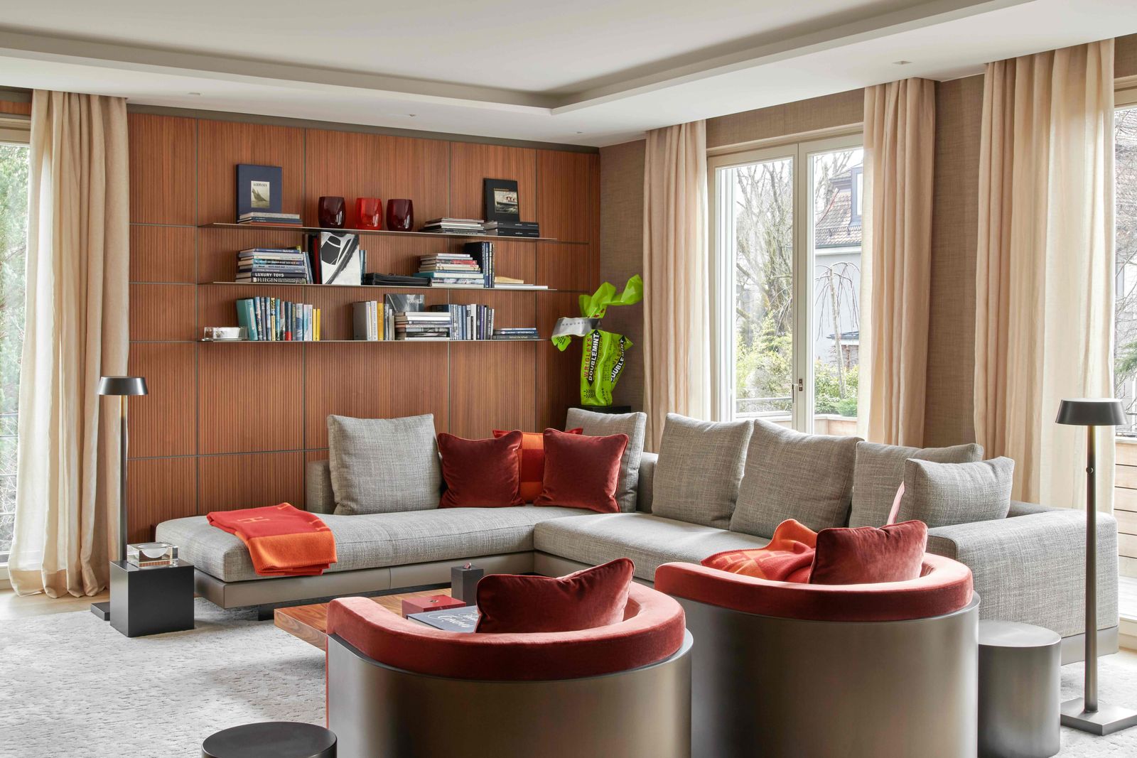 divani poltrone soggiorno tende lampada da terra libreria a parete