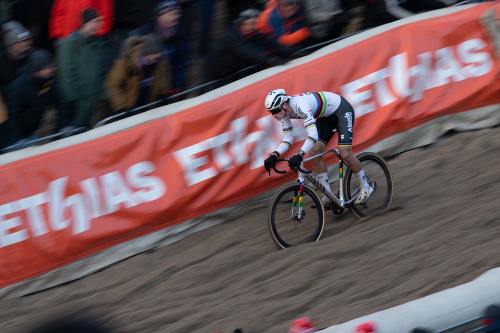 Van der Poel più forte della sfortuna!