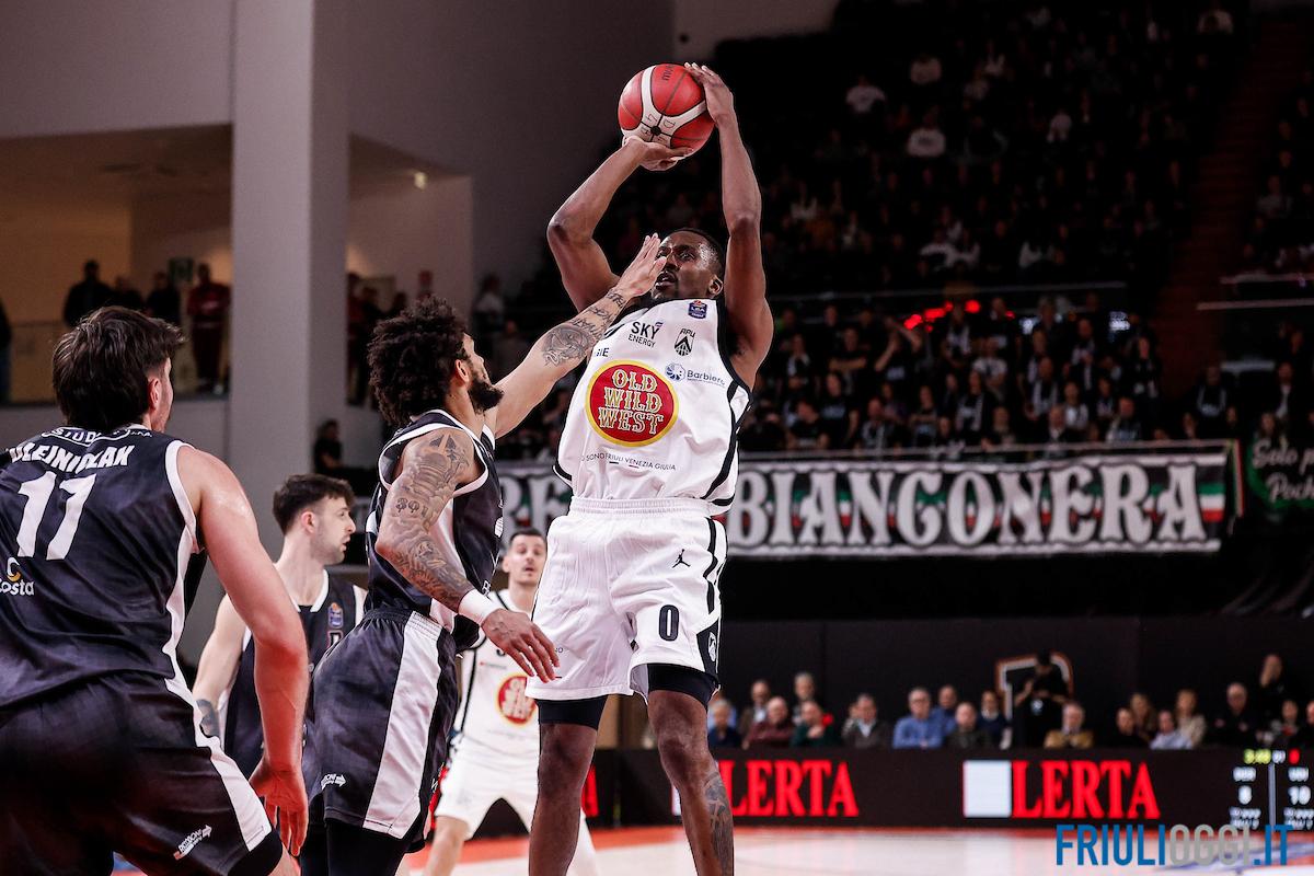 Tripla di Alibegovic a pochi secondi dalla sirena ed è trionfo Apu