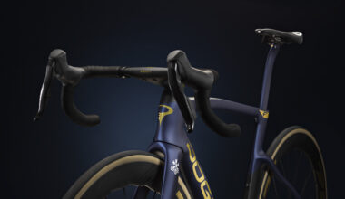 Svelata la Pinarello Dogma F di Pidcock per il 2026. Sarà disponibile anche per l’acquisto