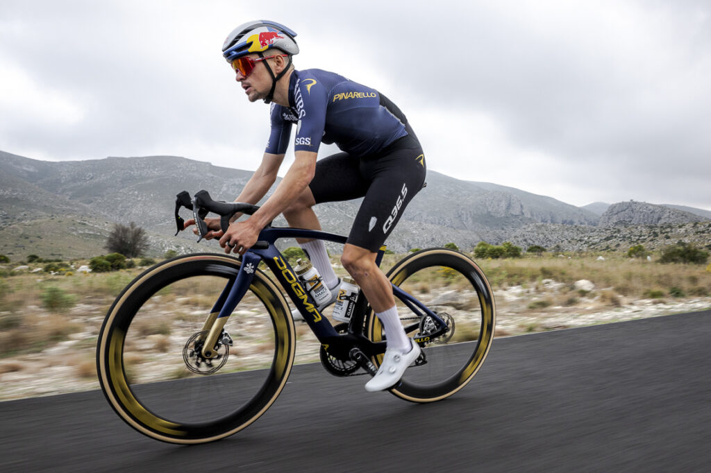 Pinarello Dogma F di Pidcock e del Pinarello - Q36.5 Pro Cycling Team 2026