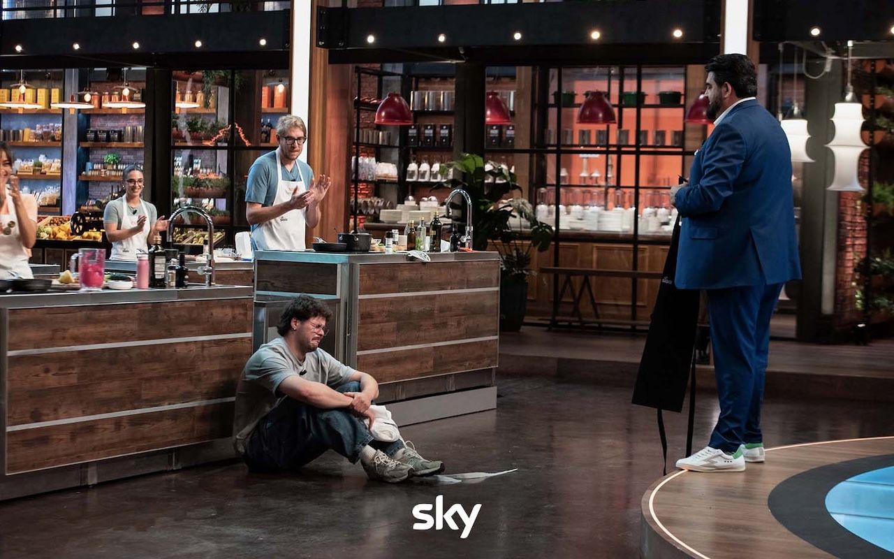 La disperazione di Teo, durante la puntata di MasterChef Italia del 22 gennaio 2026. Credit: ufficio stampa Sky