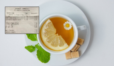 Torino, sullo scontrino 1,50 euro per una fetta di limone nel tè da Starbucks: scoppia la polemica