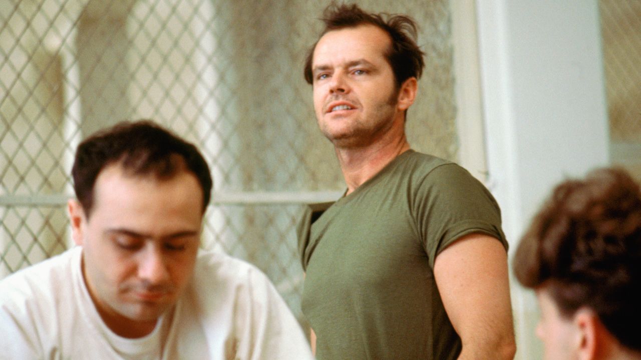 Qualcuno volò sul nido del cuculo, il film che trasformò un'amara filastrocca nel manifesto contro le mura della follia