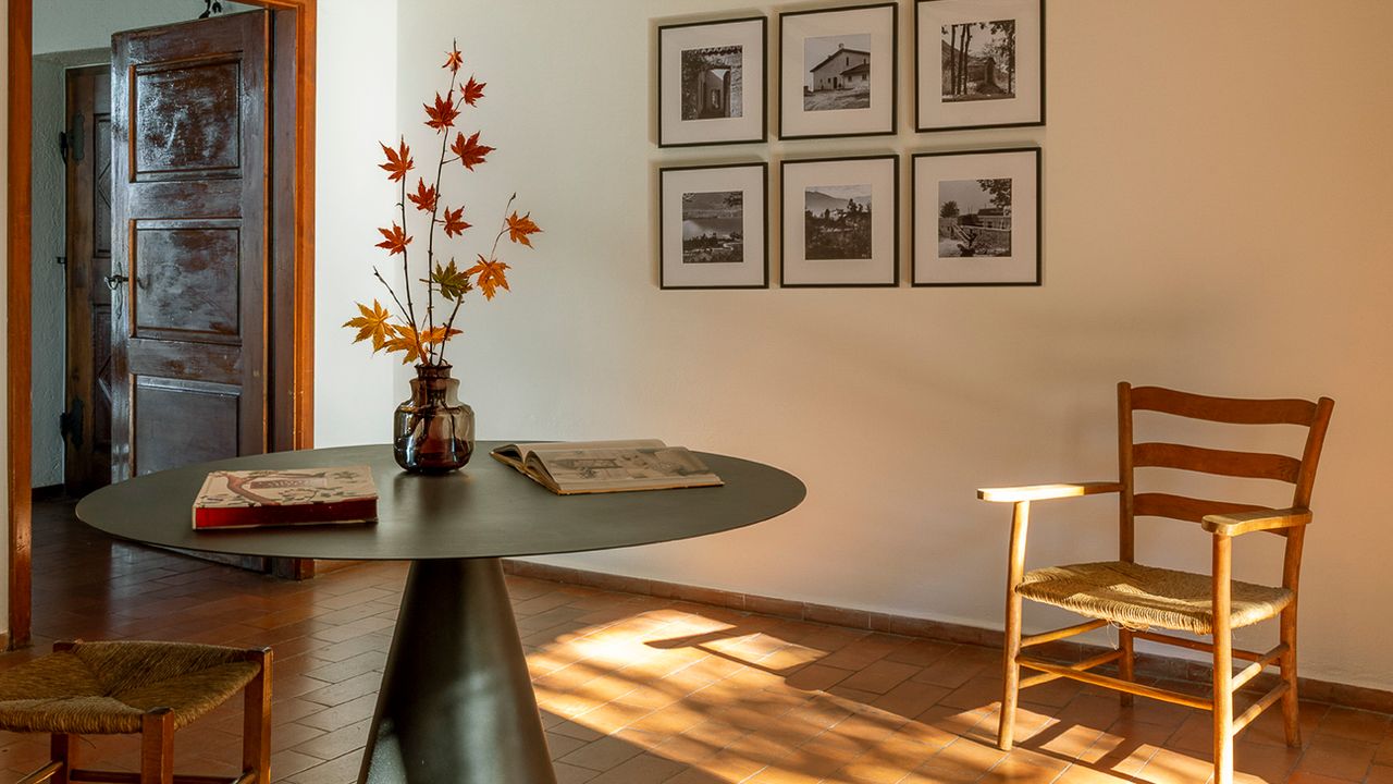 Una casa sul Lago Maggiore, architettura anni ’40 a picco sul panorama, torna a nuova vita