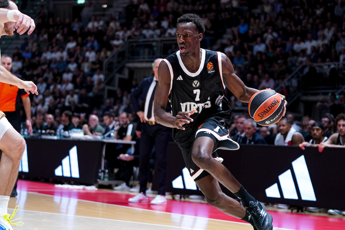 VIRTUS, SALIOU NIANG SI RACCONTA A BLACK AND WHITE: “SIAMO UNA SQUADRA MOLTO UNITA”