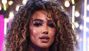 La Ruota della Fortuna, Samira Lui strega tutti in blu. E Gerry Scotti corre sul finale