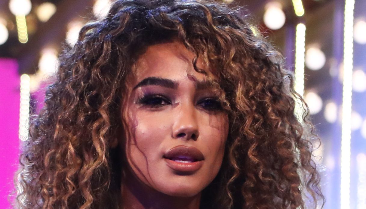 La Ruota della Fortuna, Samira Lui strega tutti in blu. E Gerry Scotti corre sul finale