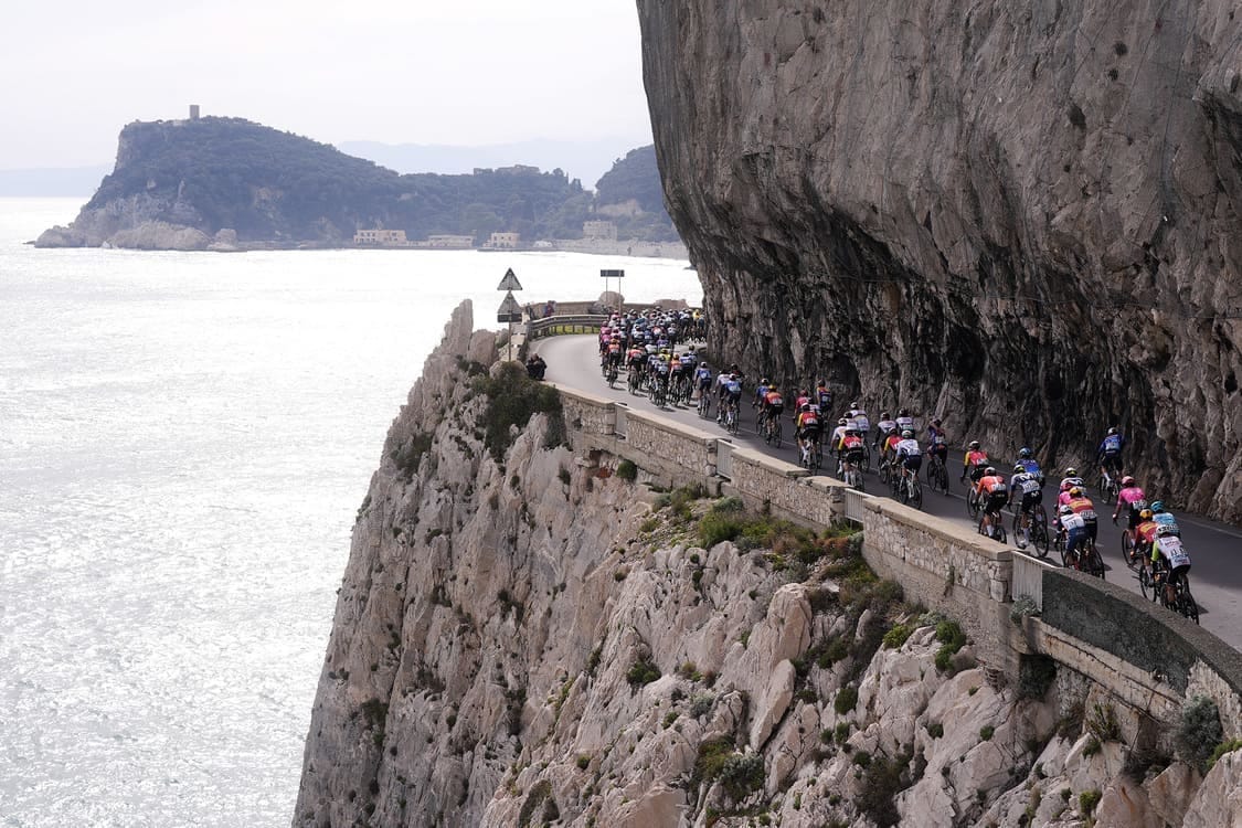 Milano-Sanremo, percorso da modificare? Una grossa frana ha bloccato l'Aurelia: «Potrebbero volerci mesi»