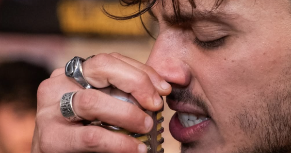 “Sogni buttati”. Il nuovo singolo di Dennis non è una canzone qualsiasi