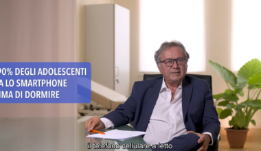 Il 90% degli adolescenti usa lo smartphone a letto, l'esperto spiega i danni: "Cellulare sul comodino, l'errore che rovina il sonno"
