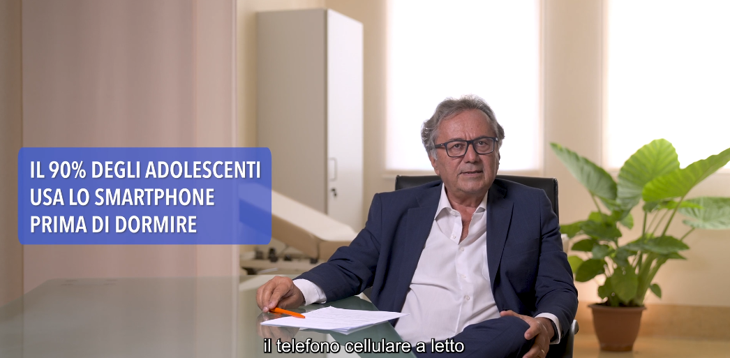 Il 90% degli adolescenti usa lo smartphone a letto, l'esperto spiega i danni: "Cellulare sul comodino, l'errore che rovina il sonno"