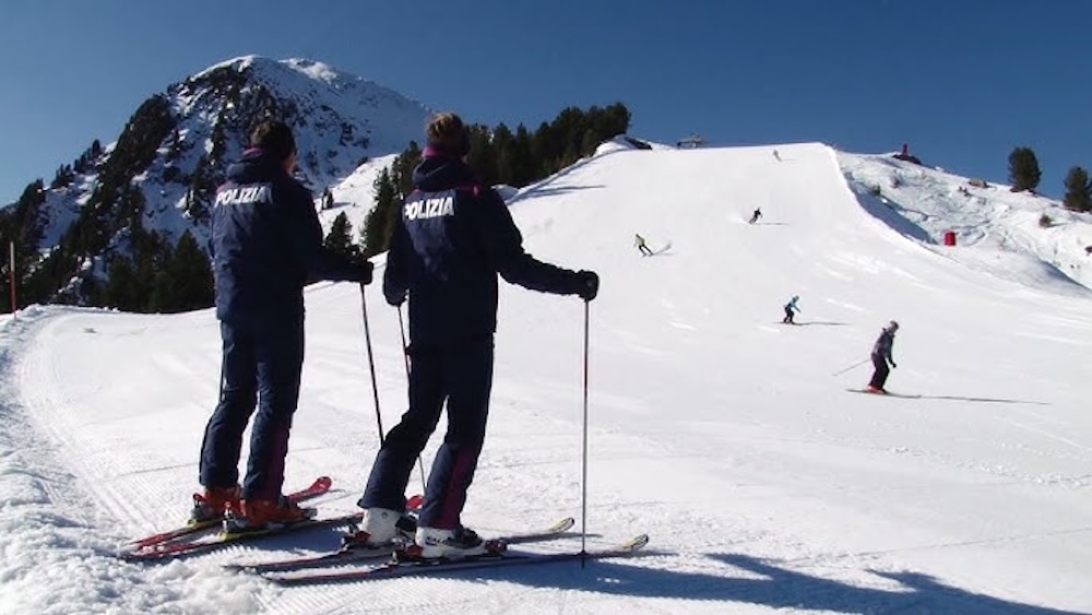 Sciatore finisce fuori pista e muore urtando alcuni alberi a Courmayeur - aostasera.it