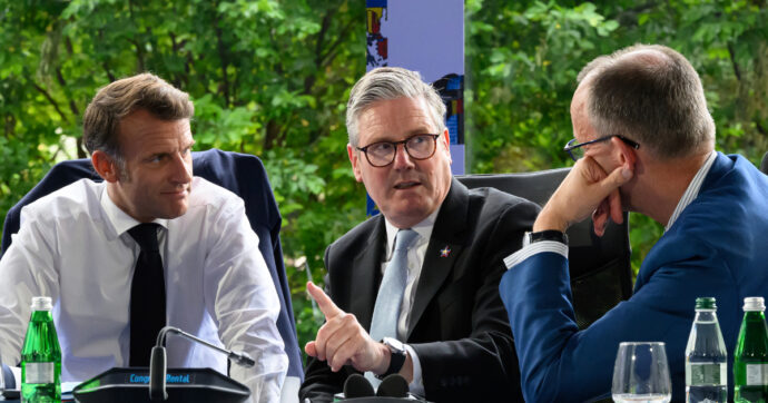 La Groenlandia? Per Starmer-Macron-Merz il pericolo viene dall’est: “La Nato si rafforzi in Artico per scoraggiare la Russia”