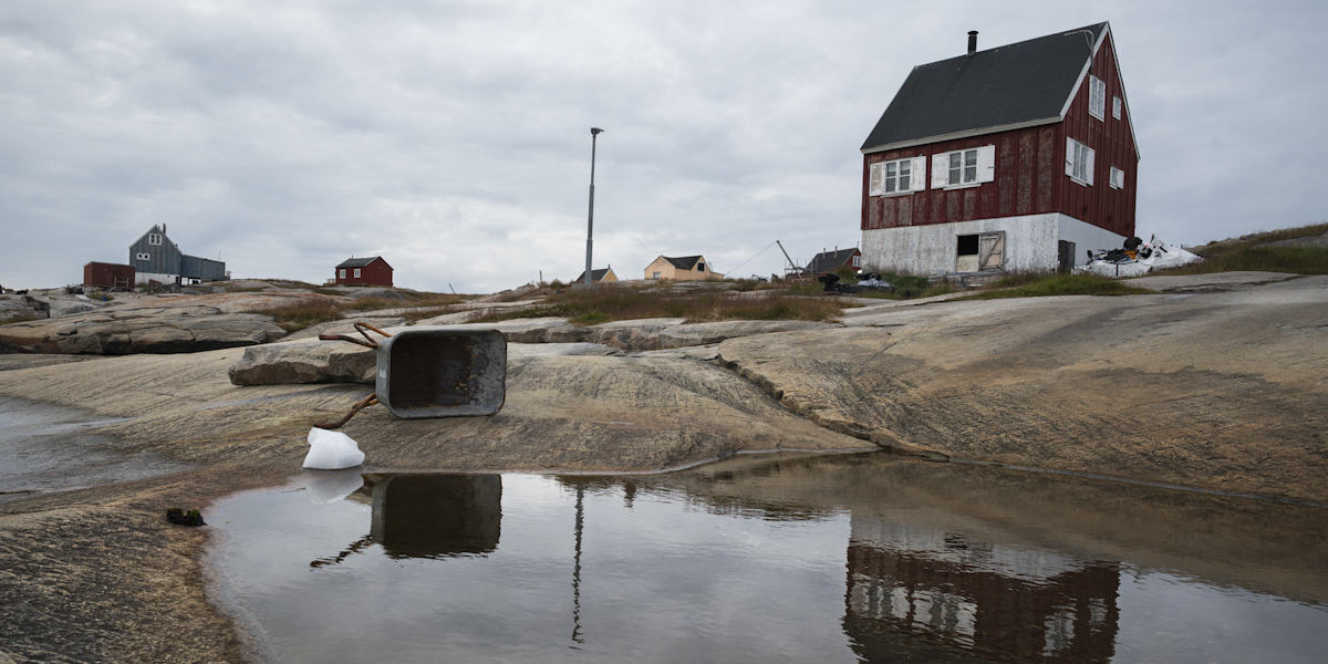 Il tocco di Luigi Ghirri, tra cani da slitta e halibut, in una Groenlandia dal futuro incerto