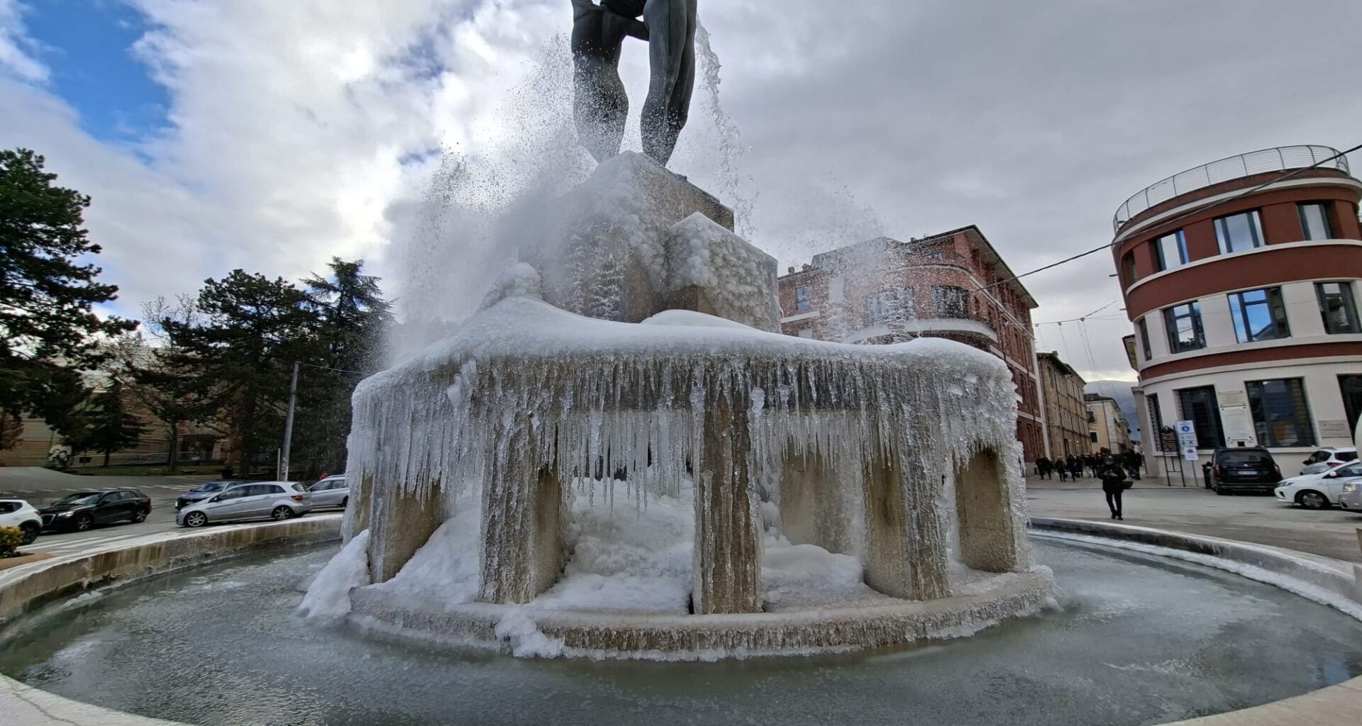 L'Aquila: -9°C nella notte e spettacolo di ghiaccio della fontana luminosa