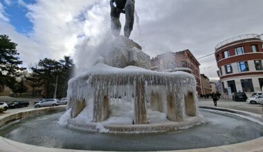 L'Aquila: -9°C nella notte e spettacolo di ghiaccio della fontana luminosa