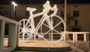Una bicicletta di luce illumina piazza Garibaldi: Cassano d’Adda si veste per il Giro d’Italia