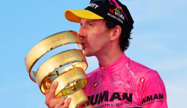 Riis sul ritiro di Yates: «Vince il Giro e non gli importa più niente, chi fatica tutto l'anno si sentirà preso in giro»