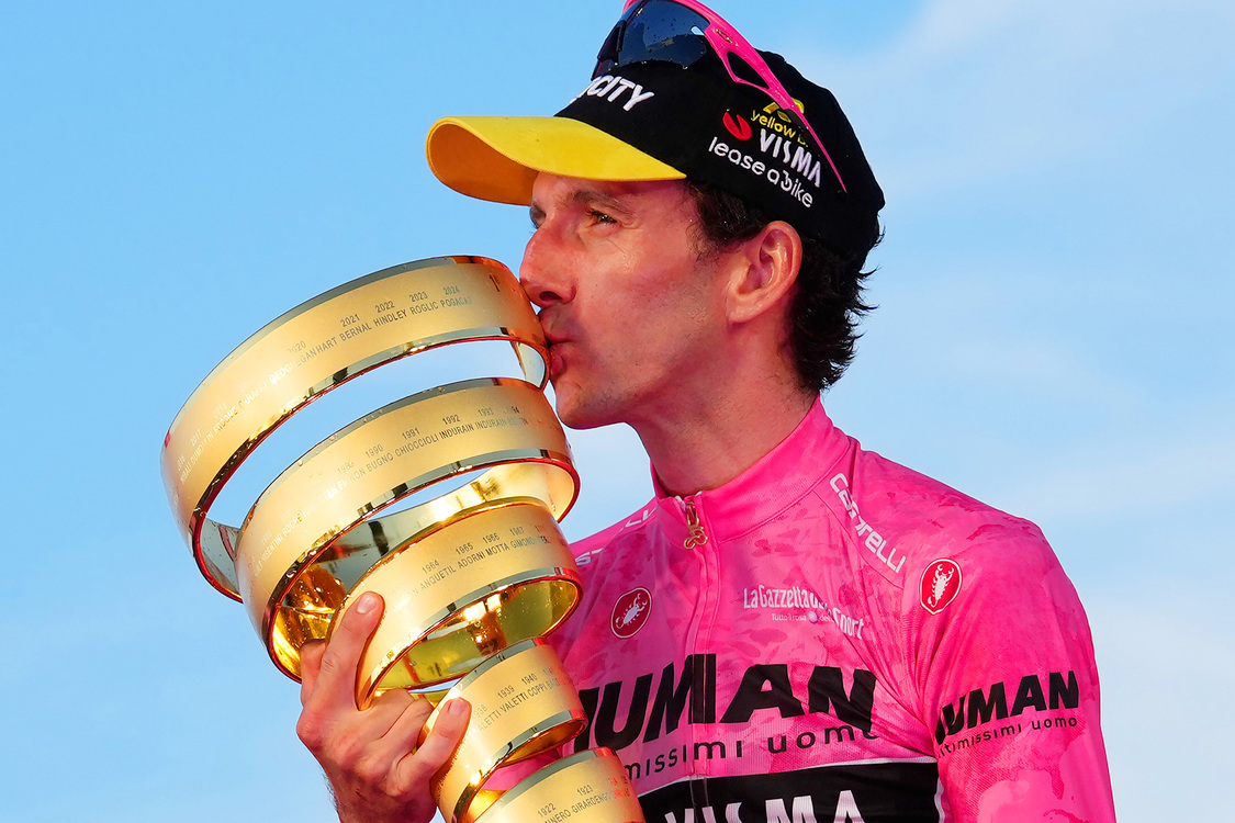 Riis sul ritiro di Yates: «Vince il Giro e non gli importa più niente, chi fatica tutto l'anno si sentirà preso in giro»