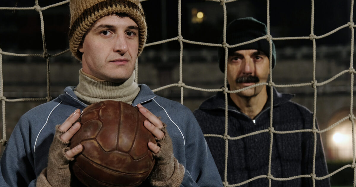 “Zamora”: il film di Neri Marcorè stasera in tv è una carezza d’altri tempi tra calcio, timidezze e voglia di riscatto - Amica.it