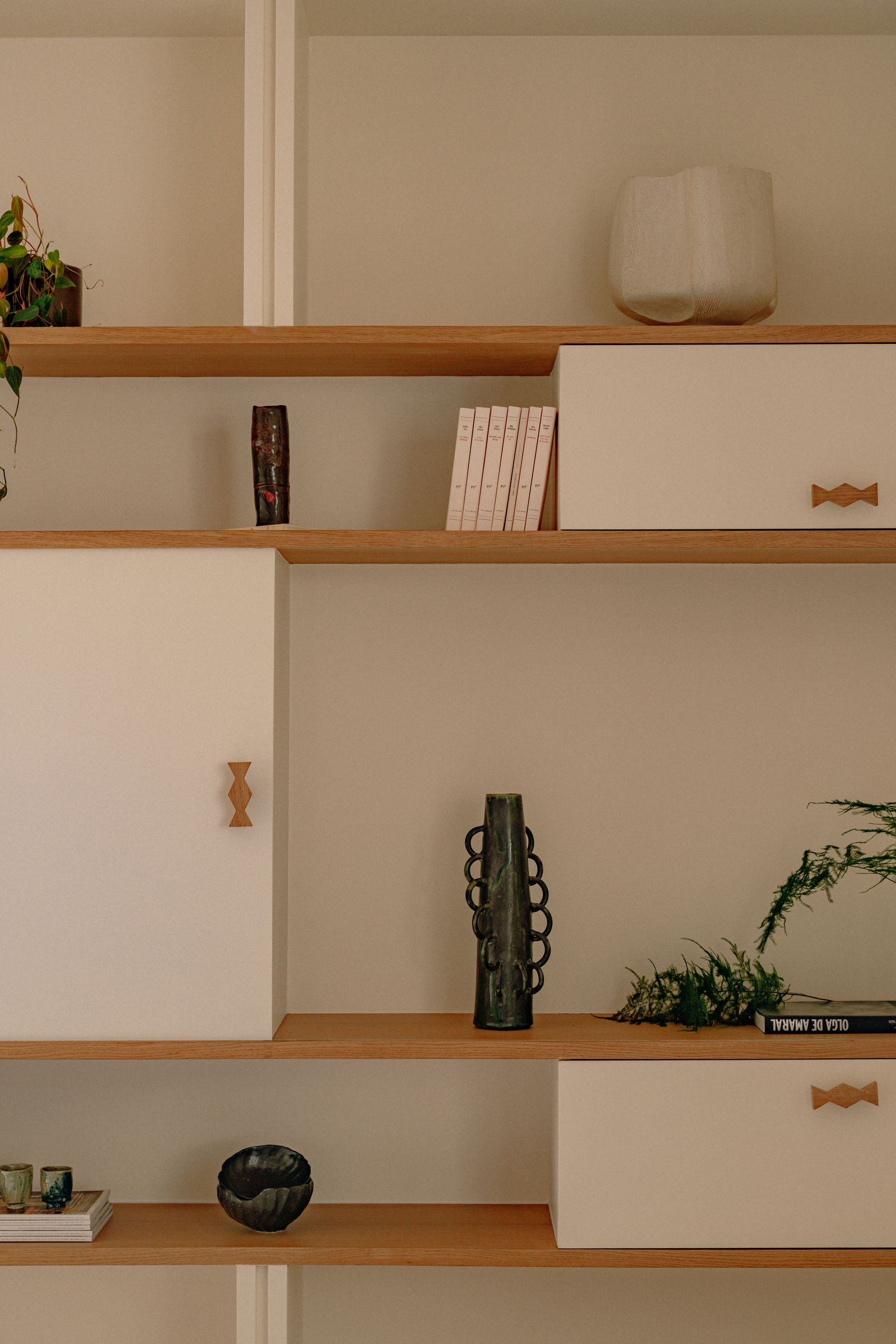 libreria con ante bianche