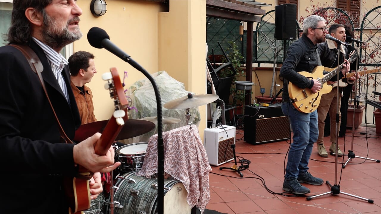 A Firenze il "concerto sul tetto" in stile Beatles con gli Star Club / VIDEO