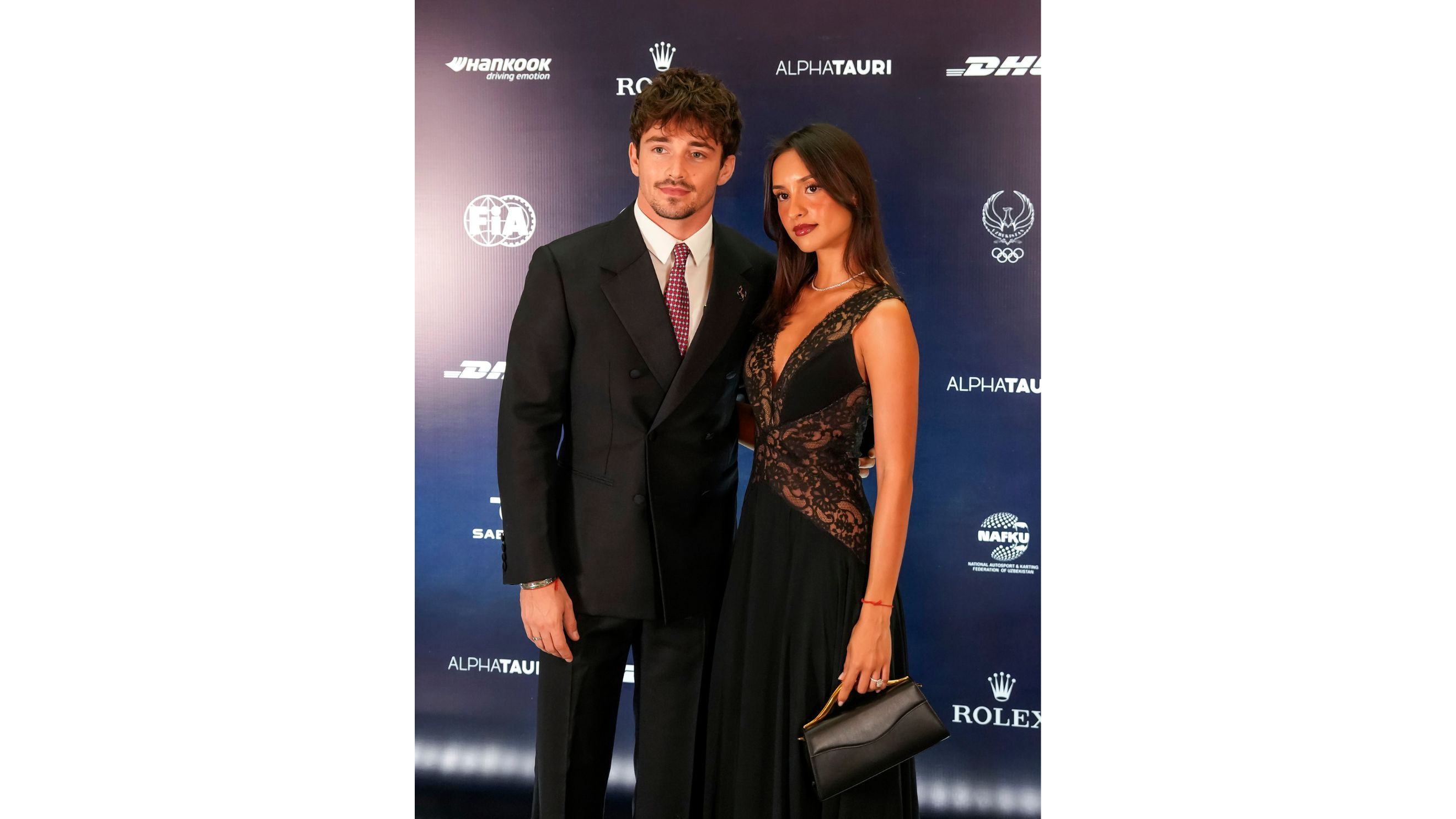 Alexandra Saint-Mleux e Charles Leclerc di Monaco e della Scuderia Ferrari posano ai FIA Awards 2025 - Credits Getty Images