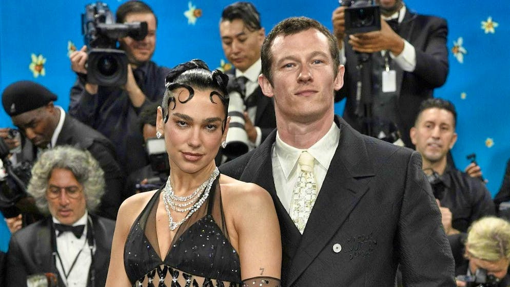L'attore Callum Turner, fidanzato della pop star Dua Lipa, ha sicuramente le carte in regola per essere il nuovo James Bond.