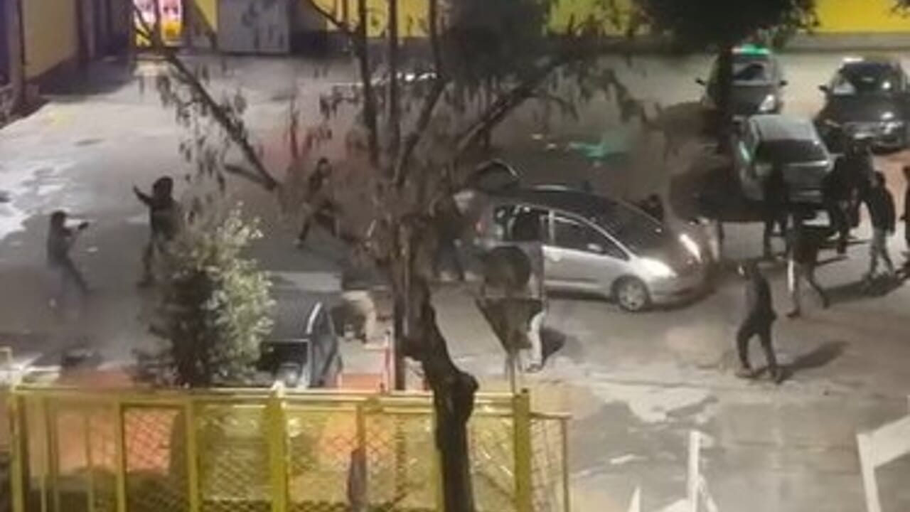 Attivisti di Gioventù Nazionale picchiati con spranghe e caschi: il video dell'aggressione