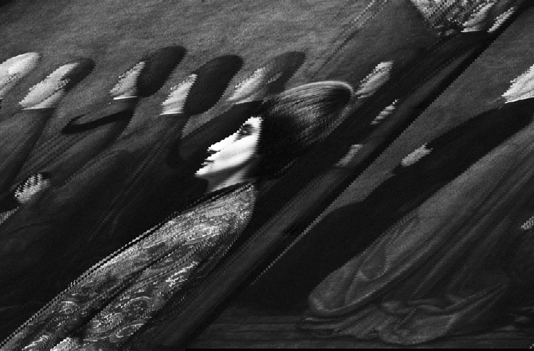 Autoritratto davanti a un dipinto di Gentile Bellini, Venezia, 1959 © Succession Agnès Varda