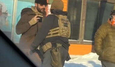 “Alex Pretti ebbe uno scontro con gli agenti Ice 11 giorni prima di morire”. Sospesi i federali che gli hanno sparato