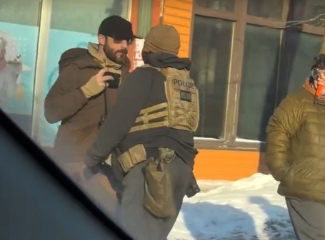 “Alex Pretti ebbe uno scontro con gli agenti Ice 11 giorni prima di morire”. Sospesi i federali che gli hanno sparato