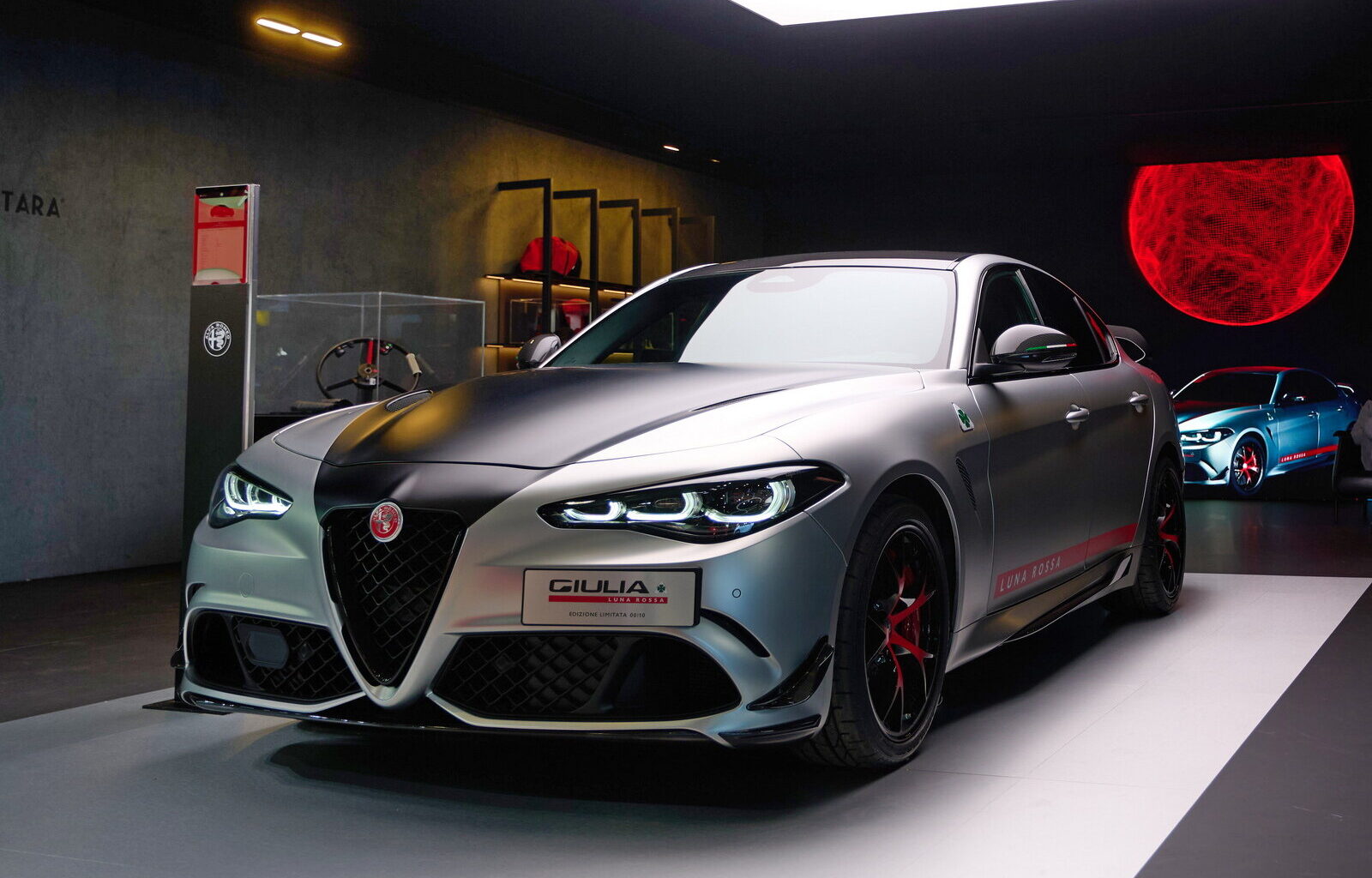 Foto - Vento in poppa per l'Alfa Romeo Giulia: la Quadrifoglio si veste da Luna Rossa - AlVolante