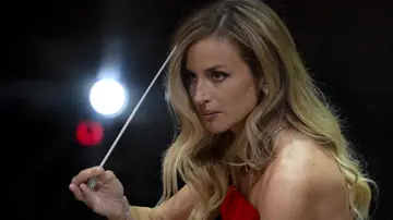 Beatrice Venezi, Lucca mobilitata per difenderla: “Altro che spilline contro. L’orchestra suoni al Giglio”