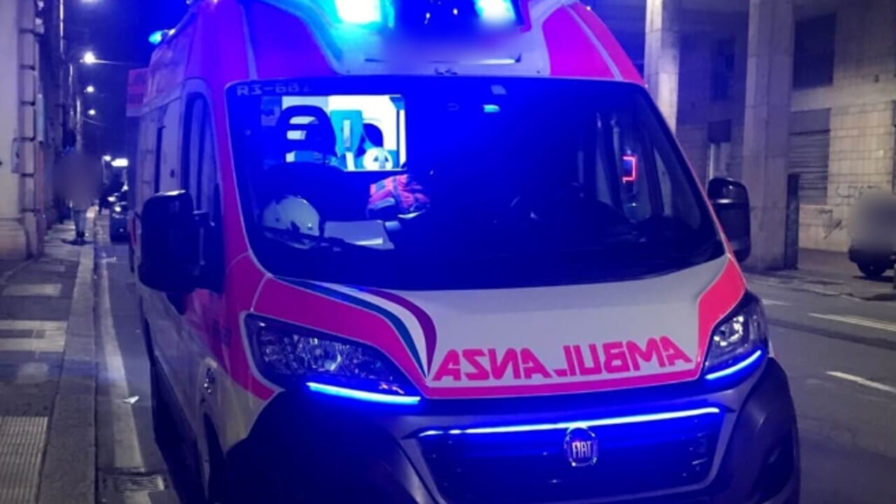 Capodanno, perde tre dita per i botti. Poi torna in strada e si ferisce di nuovo