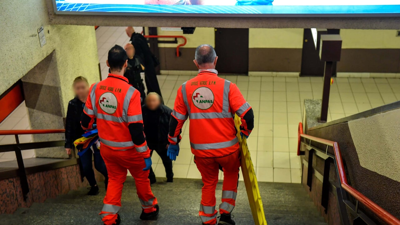 Finisce sotto un treno della metropolitana di Milano: gravissima