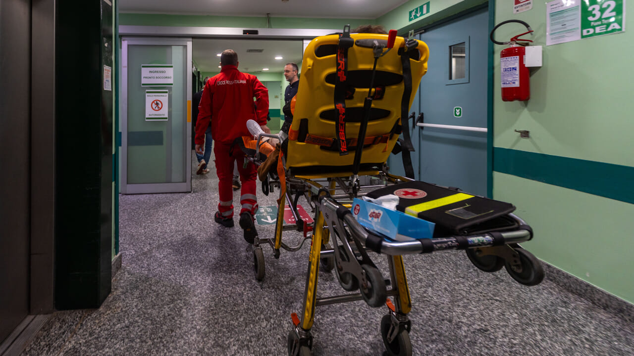 Malore in piscina, gravissima una ragazzina di 17 anni