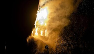Amsterdam, brucia chiesa in centro: crolla il campanile