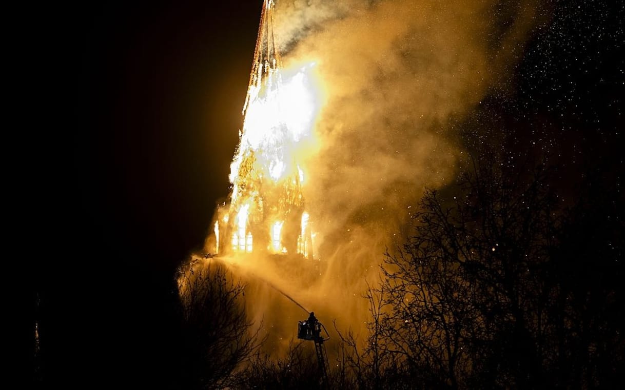 Amsterdam, brucia chiesa in centro: crolla il campanile