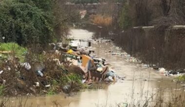 il fiume è ridotto a una discarica