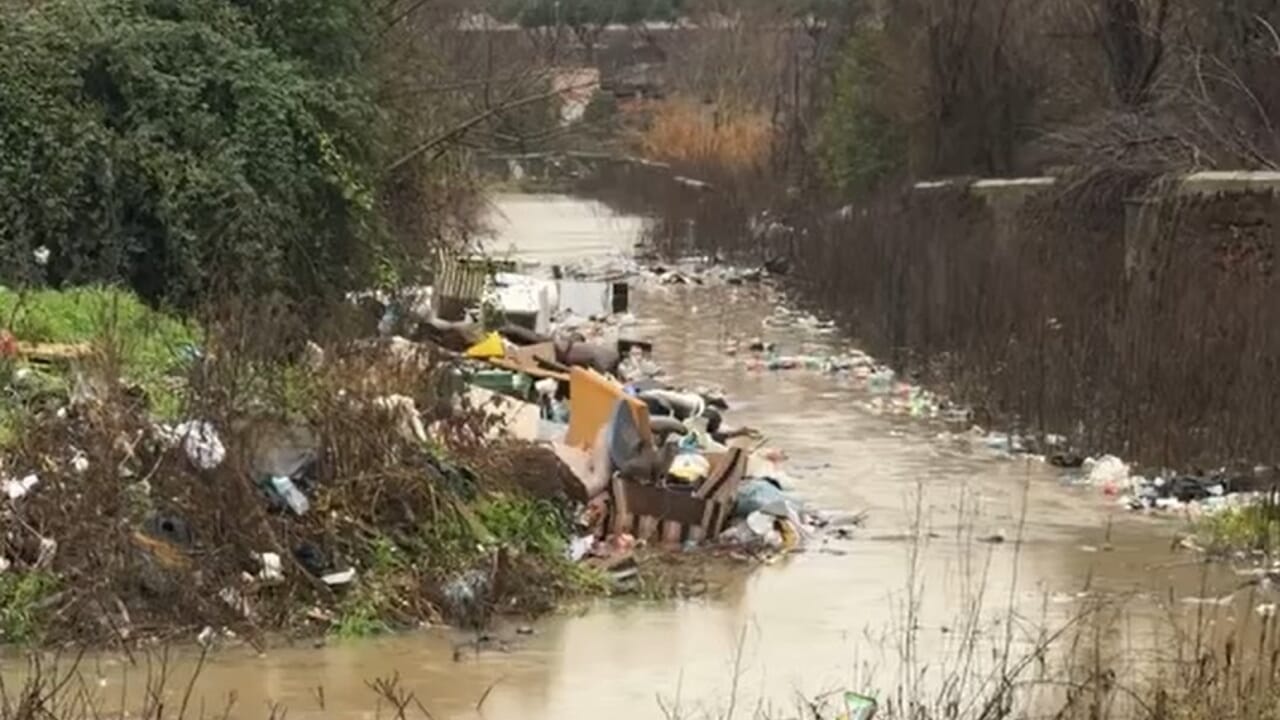 il fiume è ridotto a una discarica