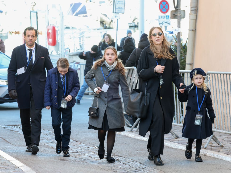 anna charrier, nipote di brigitte bardot, al funerale della nonna con il marito e i tre figli