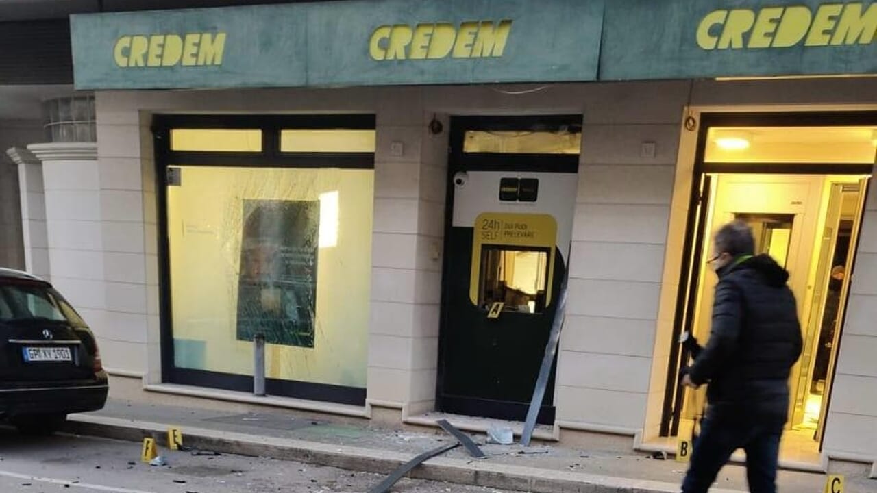 Apricena, assalto a bancomat 'Credem'