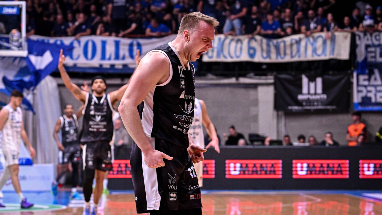 Arturs Strautins esulta dopo la tripla decisiva contro Cantù.