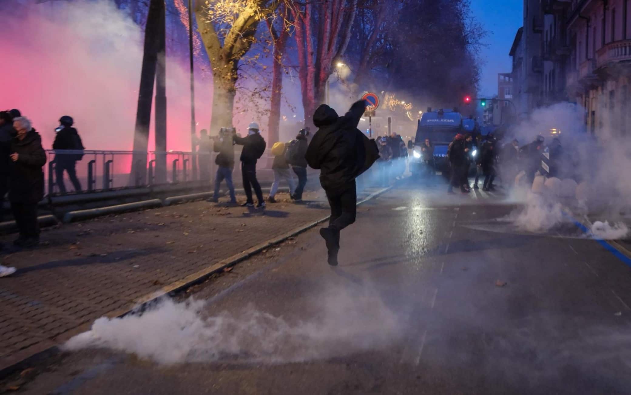 Uso di lacrimogeni e idranti da parte delle forze dell ordine durante il corteo nazionale contro lo sgombero del centro sociale Askatazuna. Torino, 31 gennaio 2026, ANSA/BRUNO BRIZZI