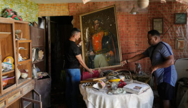 Un dipinto dell'eroe dell'indipendenza Simon Bolivar in una casa a Catia La Mar, Venezuela, 2026. (AP Photo/Matias Delacroix)